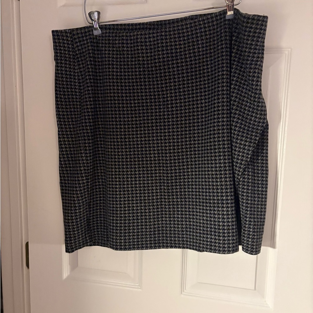 J.Jill Classic Black and Gray Houndstooth Skirt